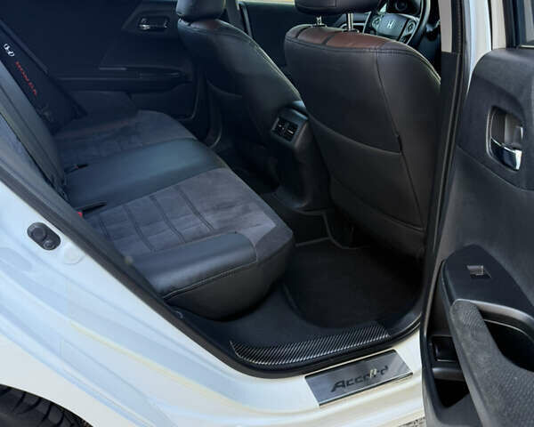 Белый Хонда Аккорд, объемом двигателя 2.4 л и пробегом 170 тыс. км за 13300 $, фото 16 на Automoto.ua