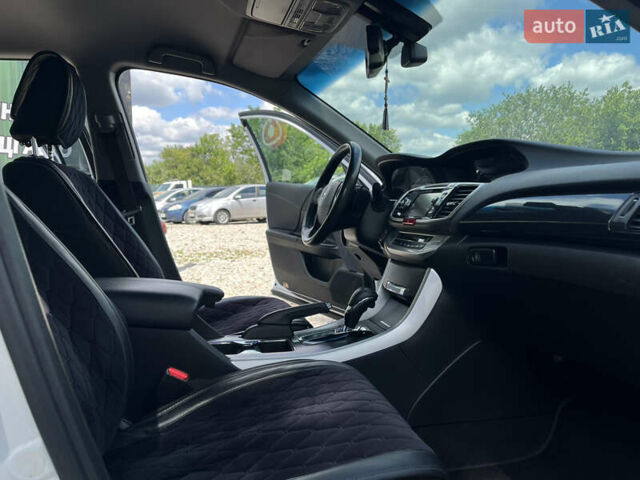 Белый Хонда Аккорд, объемом двигателя 2.4 л и пробегом 191 тыс. км за 13900 $, фото 18 на Automoto.ua