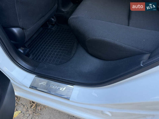 Білий Хонда Аккорд, об'ємом двигуна 2.4 л та пробігом 172 тис. км за 12999 $, фото 30 на Automoto.ua