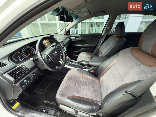 Белый Хонда Аккорд, объемом двигателя 2.36 л и пробегом 175 тыс. км за 12700 $, фото 7 на Automoto.ua