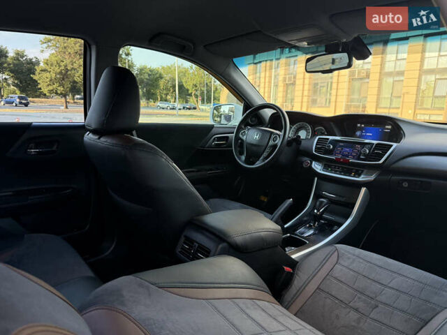 Белый Хонда Аккорд, объемом двигателя 2.4 л и пробегом 170 тыс. км за 13300 $, фото 11 на Automoto.ua