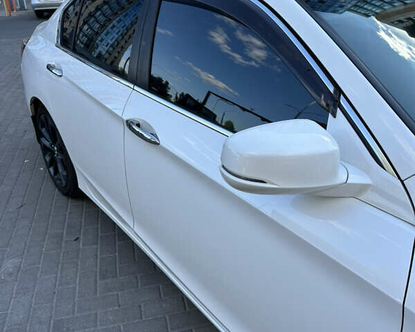 Белый Хонда Аккорд, объемом двигателя 2.4 л и пробегом 175 тыс. км за 13500 $, фото 5 на Automoto.ua