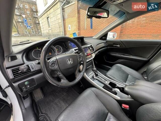 Белый Хонда Аккорд, объемом двигателя 2.4 л и пробегом 168 тыс. км за 13000 $, фото 11 на Automoto.ua