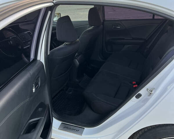 Белый Хонда Аккорд, объемом двигателя 2.35 л и пробегом 197 тыс. км за 11600 $, фото 18 на Automoto.ua