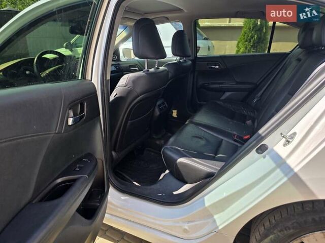 Білий Хонда Аккорд, об'ємом двигуна 2.4 л та пробігом 150 тис. км за 16000 $, фото 7 на Automoto.ua