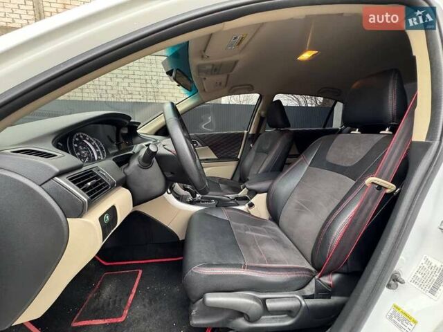 Белый Хонда Аккорд, объемом двигателя 2.36 л и пробегом 147 тыс. км за 11900 $, фото 8 на Automoto.ua