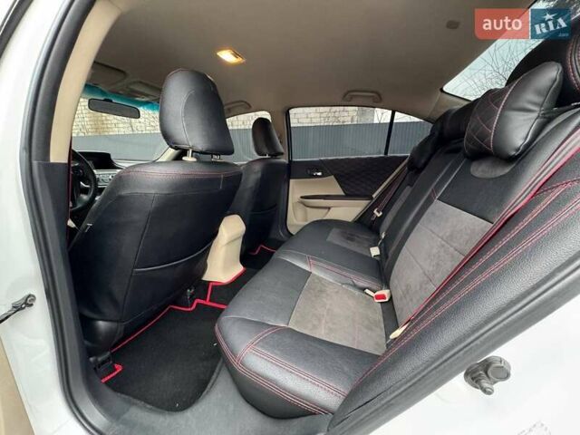 Белый Хонда Аккорд, объемом двигателя 2.36 л и пробегом 147 тыс. км за 11900 $, фото 11 на Automoto.ua