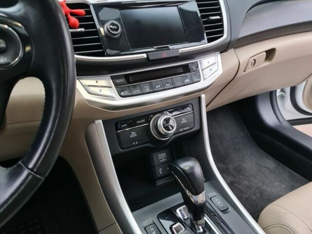 Белый Хонда Аккорд, объемом двигателя 2.4 л и пробегом 180 тыс. км за 13300 $, фото 3 на Automoto.ua