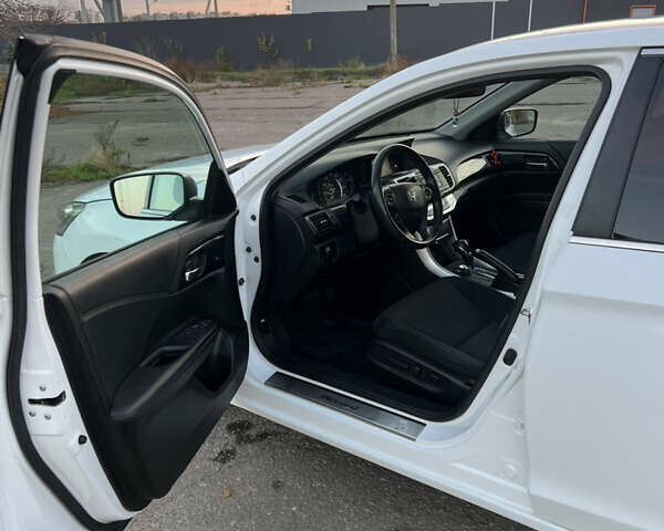 Белый Хонда Аккорд, объемом двигателя 2.35 л и пробегом 197 тыс. км за 11600 $, фото 19 на Automoto.ua