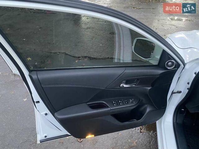 Белый Хонда Аккорд, объемом двигателя 2.36 л и пробегом 130 тыс. км за 15900 $, фото 12 на Automoto.ua