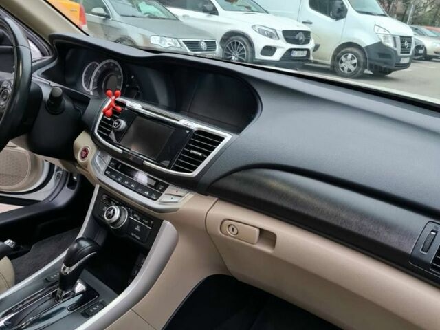 Белый Хонда Аккорд, объемом двигателя 2.4 л и пробегом 180 тыс. км за 13300 $, фото 5 на Automoto.ua