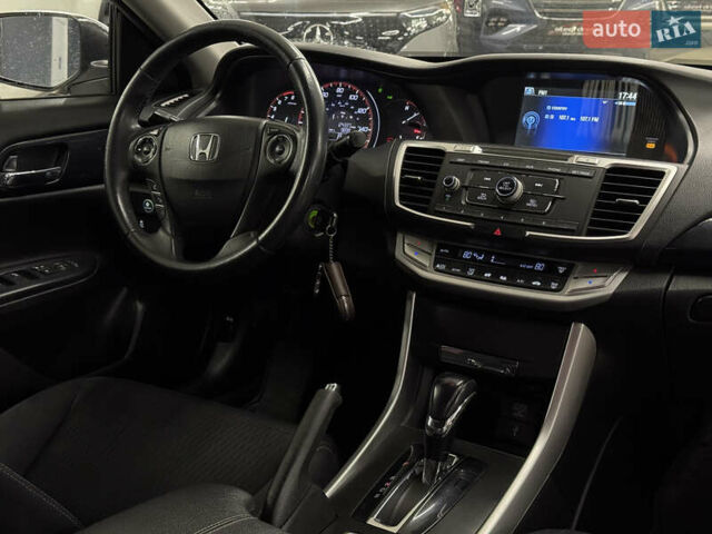 Белый Хонда Аккорд, объемом двигателя 2.35 л и пробегом 198 тыс. км за 12299 $, фото 21 на Automoto.ua