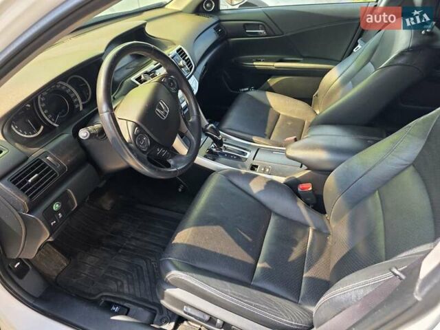 Білий Хонда Аккорд, об'ємом двигуна 2.4 л та пробігом 150 тис. км за 16000 $, фото 9 на Automoto.ua