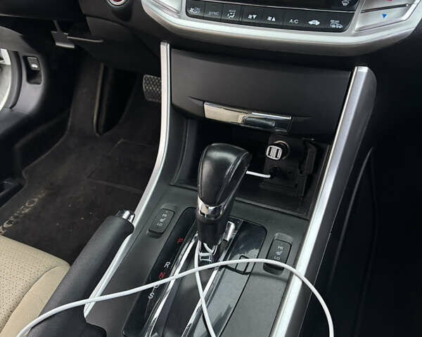 Белый Хонда Аккорд, объемом двигателя 2.36 л и пробегом 180 тыс. км за 13000 $, фото 49 на Automoto.ua