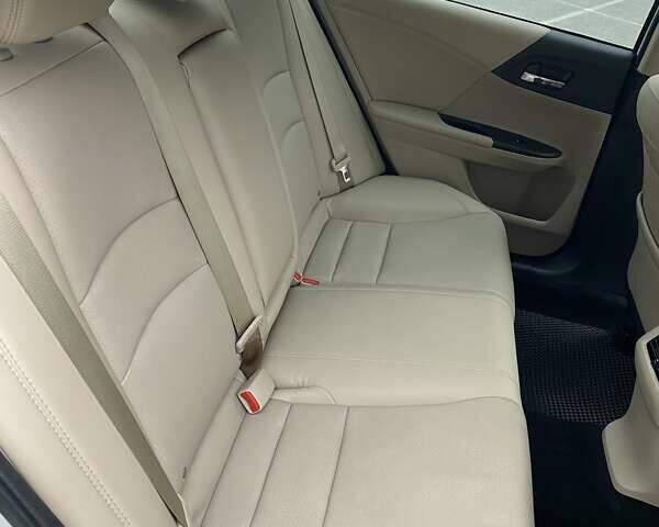 Білий Хонда Аккорд, об'ємом двигуна 2.35 л та пробігом 159 тис. км за 15000 $, фото 8 на Automoto.ua