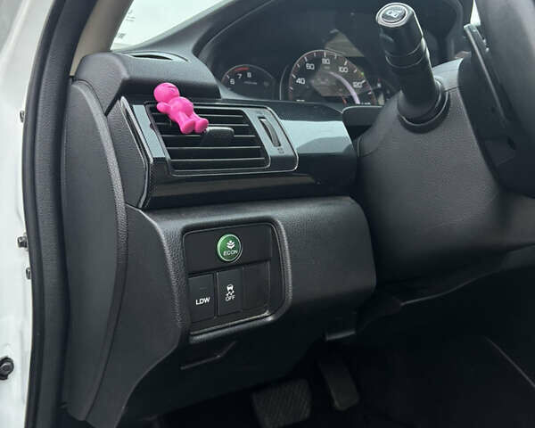 Белый Хонда Аккорд, объемом двигателя 2.36 л и пробегом 180 тыс. км за 13000 $, фото 40 на Automoto.ua