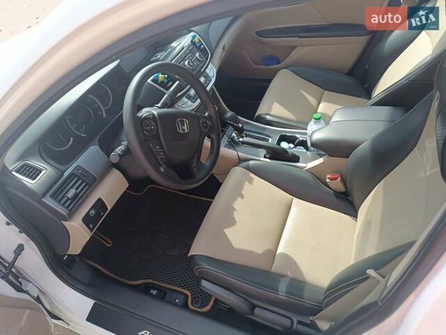 Білий Хонда Аккорд, об'ємом двигуна 2.36 л та пробігом 190 тис. км за 12200 $, фото 4 на Automoto.ua