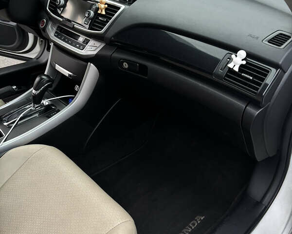 Белый Хонда Аккорд, объемом двигателя 2.36 л и пробегом 180 тыс. км за 13000 $, фото 46 на Automoto.ua