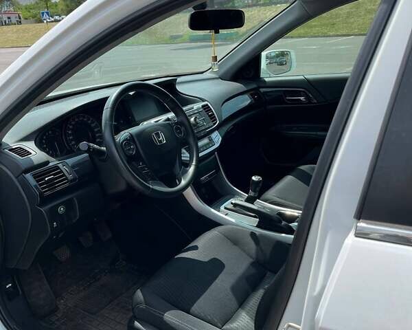 Белый Хонда Аккорд, объемом двигателя 2.36 л и пробегом 108 тыс. км за 11000 $, фото 6 на Automoto.ua