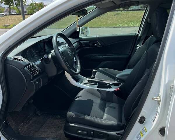 Белый Хонда Аккорд, объемом двигателя 2.36 л и пробегом 108 тыс. км за 11000 $, фото 5 на Automoto.ua