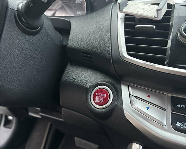 Белый Хонда Аккорд, объемом двигателя 2.36 л и пробегом 180 тыс. км за 13000 $, фото 53 на Automoto.ua