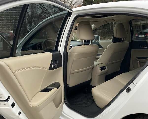 Білий Хонда Аккорд, об'ємом двигуна 2.35 л та пробігом 159 тис. км за 15000 $, фото 16 на Automoto.ua