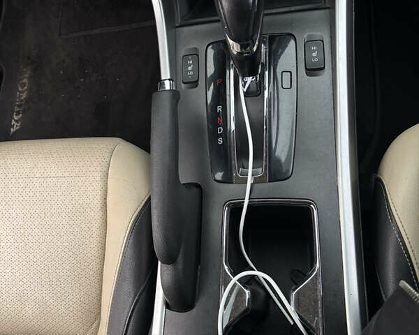 Белый Хонда Аккорд, объемом двигателя 2.36 л и пробегом 180 тыс. км за 13000 $, фото 50 на Automoto.ua