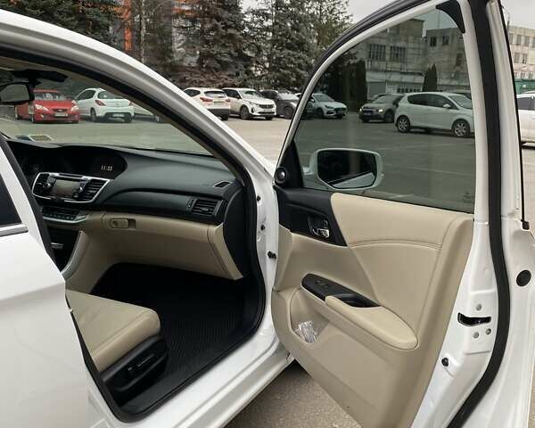 Білий Хонда Аккорд, об'ємом двигуна 2.35 л та пробігом 159 тис. км за 15000 $, фото 18 на Automoto.ua