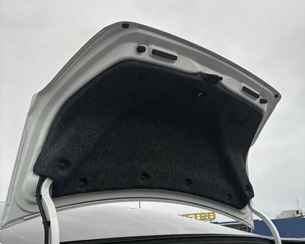 Белый Хонда Аккорд, объемом двигателя 2.36 л и пробегом 180 тыс. км за 13000 $, фото 74 на Automoto.ua