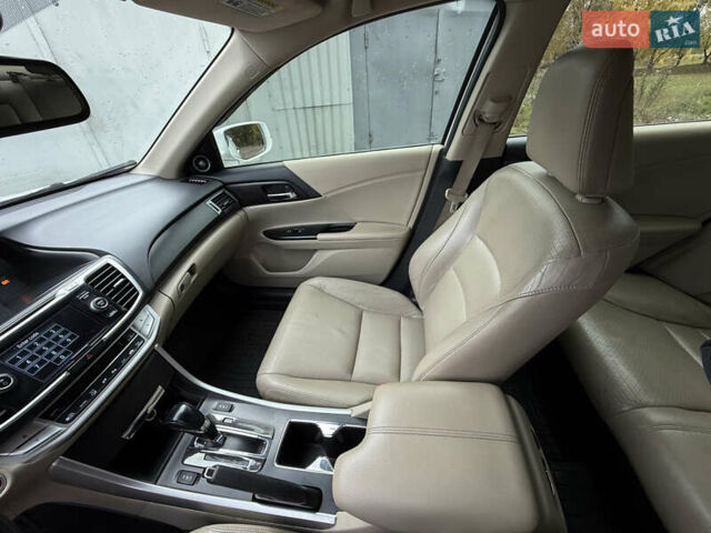 Білий Хонда Аккорд, об'ємом двигуна 2.36 л та пробігом 200 тис. км за 11300 $, фото 12 на Automoto.ua