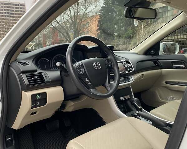 Білий Хонда Аккорд, об'ємом двигуна 2.35 л та пробігом 159 тис. км за 15000 $, фото 13 на Automoto.ua