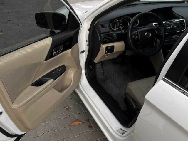 Білий Хонда Аккорд, об'ємом двигуна 2.4 л та пробігом 196 тис. км за 11500 $, фото 9 на Automoto.ua