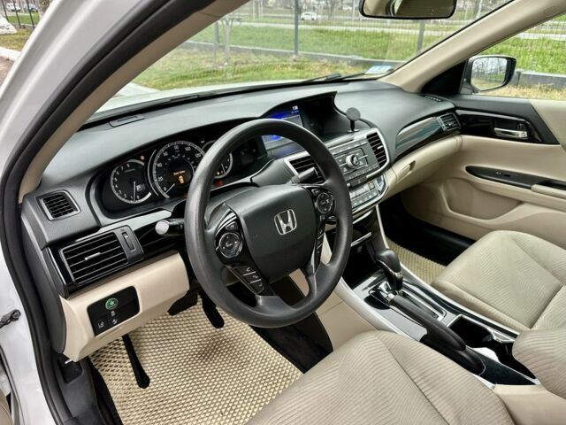 Белый Хонда Аккорд, объемом двигателя 2.4 л и пробегом 187 тыс. км за 12990 $, фото 10 на Automoto.ua