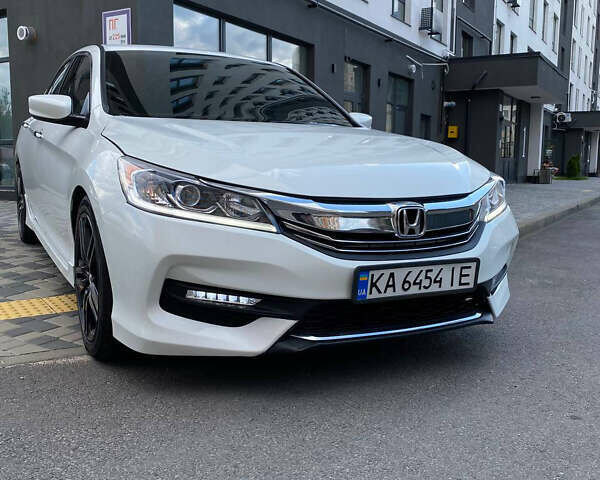 Белый Хонда Аккорд, объемом двигателя 2.36 л и пробегом 171 тыс. км за 10900 $, фото 12 на Automoto.ua