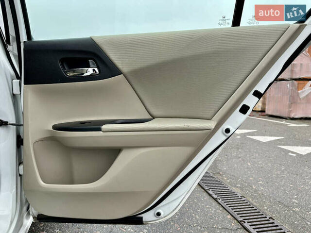 Белый Хонда Аккорд, объемом двигателя 2.35 л и пробегом 187 тыс. км за 12990 $, фото 27 на Automoto.ua