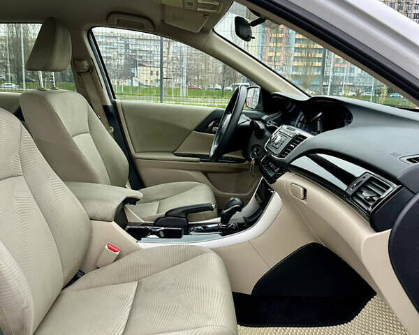 Белый Хонда Аккорд, объемом двигателя 2.35 л и пробегом 187 тыс. км за 12990 $, фото 22 на Automoto.ua