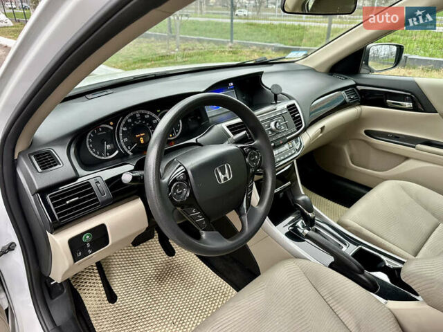 Белый Хонда Аккорд, объемом двигателя 2.35 л и пробегом 187 тыс. км за 12990 $, фото 13 на Automoto.ua