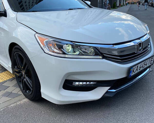 Белый Хонда Аккорд, объемом двигателя 2.36 л и пробегом 171 тыс. км за 10900 $, фото 1 на Automoto.ua