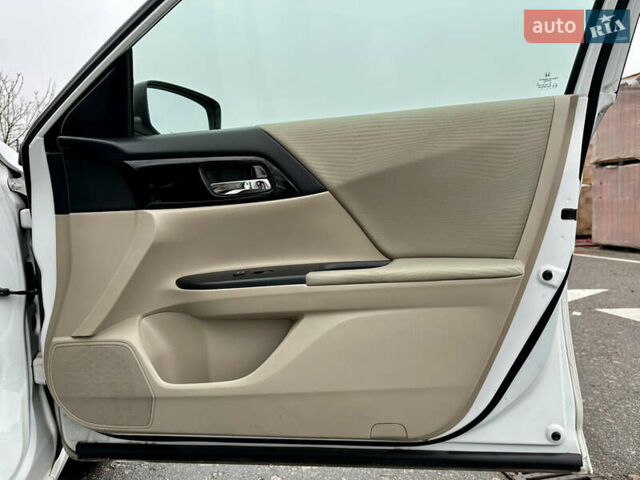 Белый Хонда Аккорд, объемом двигателя 2.35 л и пробегом 187 тыс. км за 12990 $, фото 24 на Automoto.ua