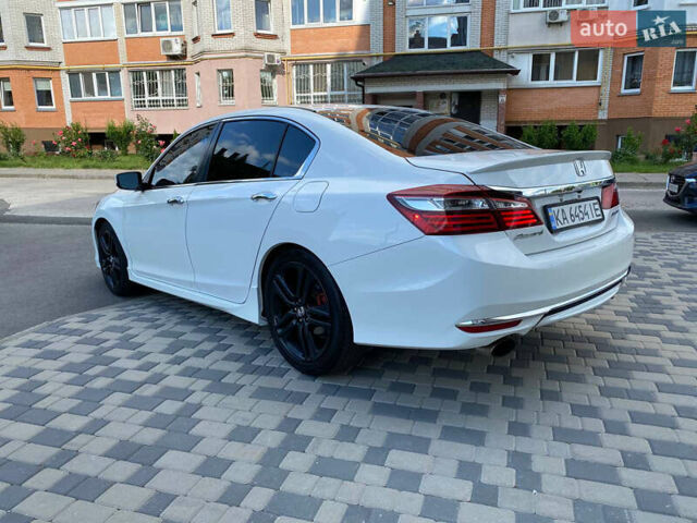 Белый Хонда Аккорд, объемом двигателя 2.36 л и пробегом 171 тыс. км за 10900 $, фото 4 на Automoto.ua