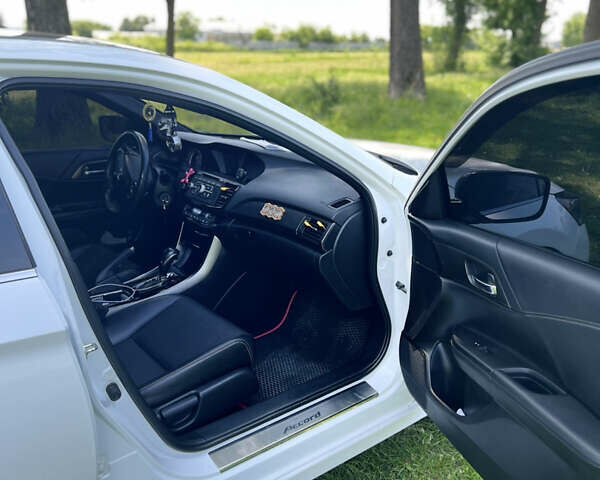 Белый Хонда Аккорд, объемом двигателя 2.4 л и пробегом 175 тыс. км за 13900 $, фото 3 на Automoto.ua