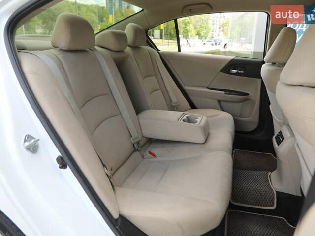 Білий Хонда Аккорд, об'ємом двигуна 2 л та пробігом 94 тис. км за 15900 $, фото 6 на Automoto.ua