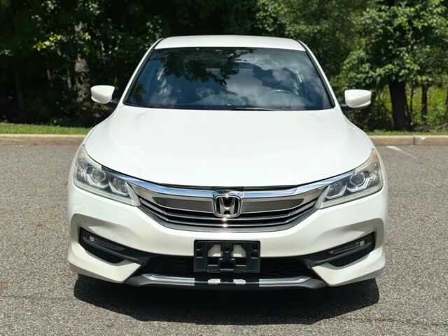 Белый Хонда Аккорд, объемом двигателя 2.4 л и пробегом 70 тыс. км за 9000 $, фото 1 на Automoto.ua