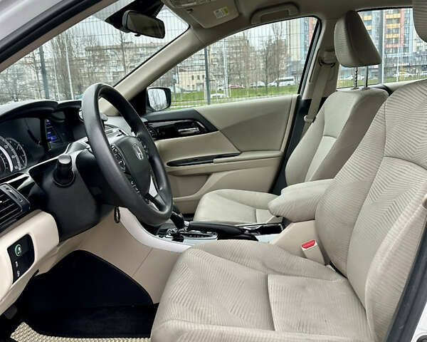 Белый Хонда Аккорд, объемом двигателя 2.35 л и пробегом 187 тыс. км за 12990 $, фото 14 на Automoto.ua