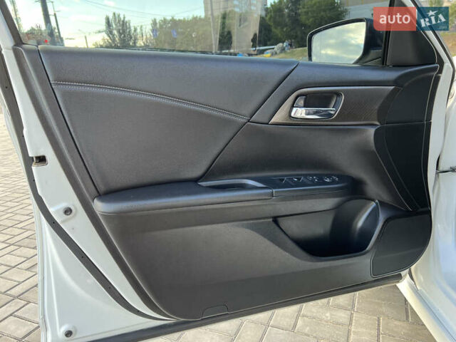 Белый Хонда Аккорд, объемом двигателя 2.4 л и пробегом 150 тыс. км за 12700 $, фото 25 на Automoto.ua
