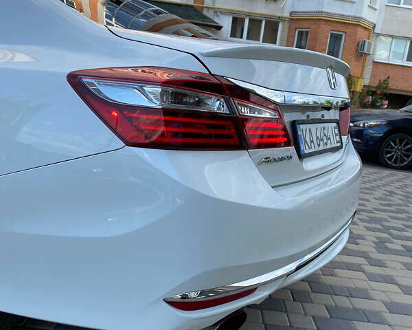 Белый Хонда Аккорд, объемом двигателя 2.36 л и пробегом 171 тыс. км за 10900 $, фото 6 на Automoto.ua