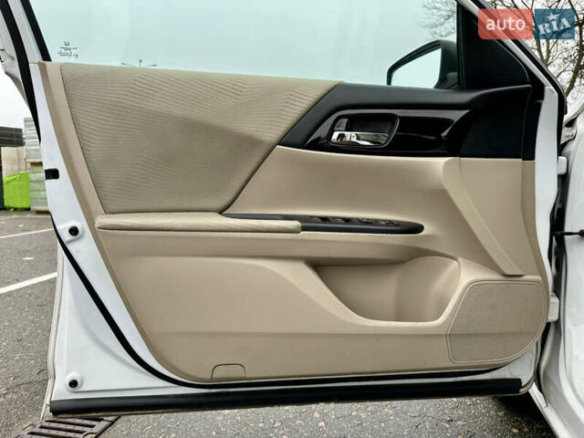 Белый Хонда Аккорд, объемом двигателя 2.35 л и пробегом 187 тыс. км за 12990 $, фото 16 на Automoto.ua