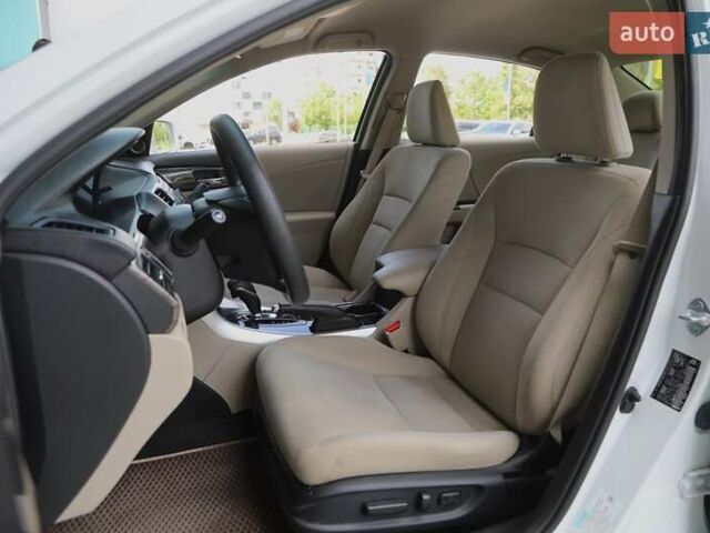 Білий Хонда Аккорд, об'ємом двигуна 2 л та пробігом 94 тис. км за 15900 $, фото 4 на Automoto.ua