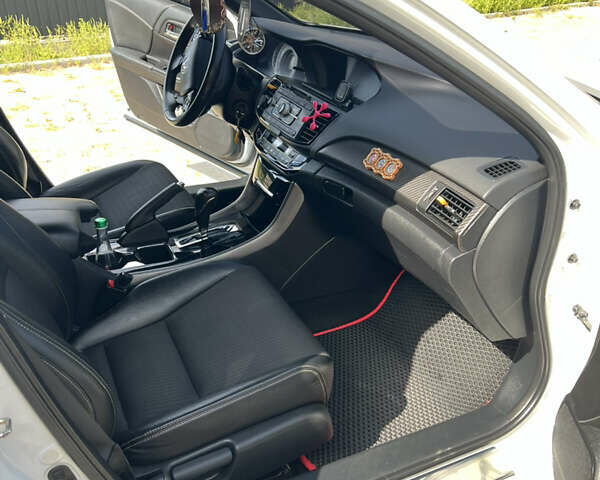 Белый Хонда Аккорд, объемом двигателя 2.4 л и пробегом 175 тыс. км за 13900 $, фото 27 на Automoto.ua