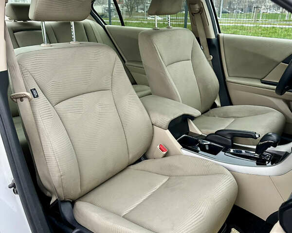 Белый Хонда Аккорд, объемом двигателя 2.35 л и пробегом 187 тыс. км за 12990 $, фото 23 на Automoto.ua